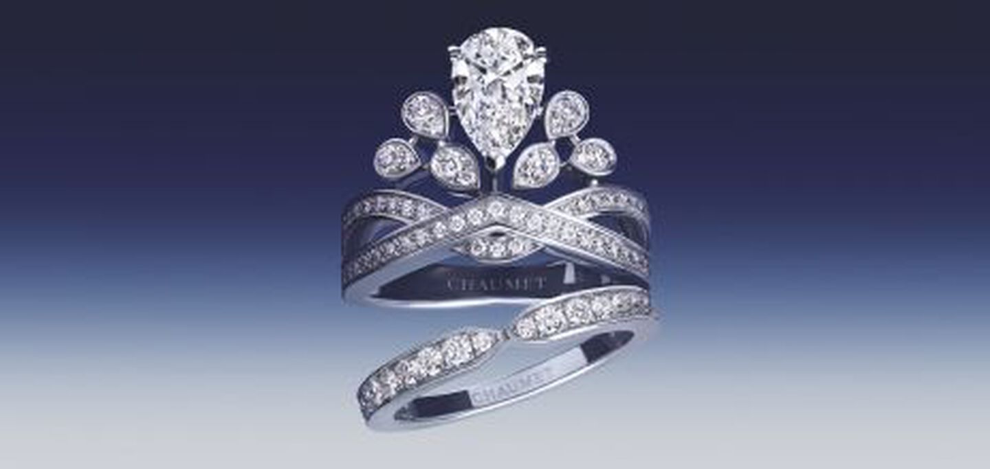 Bague de fian&ccedil;ailles Jos&eacute;phine de Chaumet sur un fond bleu.